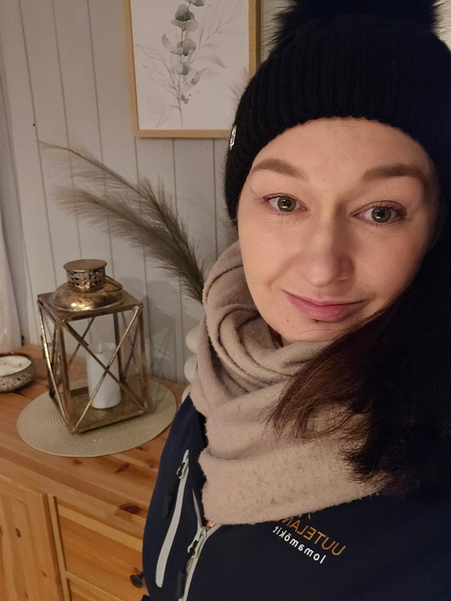 Heidi Uutela mökkinsä pihalla